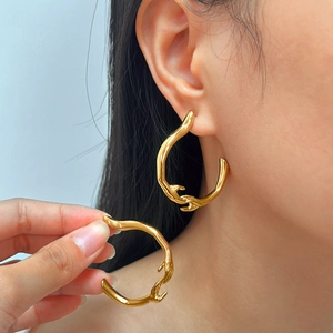 Boucles d'Oreilles Créoles Modernes en Acier Inoxydable Main dans la Main pour Femmes Plaqué Or Design Abstrait Forme de Main Bijoux de Mode Cadeau