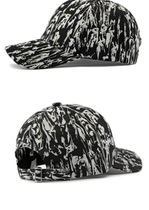 Detail der schwarz-weißen Baseballkappe mit Marmormuster und verstellbarer Metallschnalle