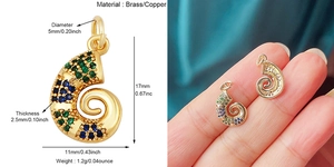 Détail d'un pendentif cœur en laiton avec zircons colorés et mesures de dimensions précises