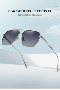 Polarized pilot sunglasses with silver metal frame and dark grey gradient lenses