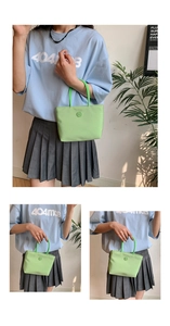 Gros plan détaillé d'un sac en nylon vert clair avec un badge rond orné de la lettre 'm'