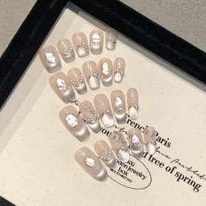 Elegante handgemaakte cat-eye druknagels met parelaccenten en ijzige kleurverloop.
