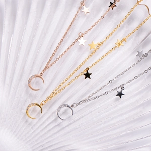 Vue détaillée des colliers lune et étoile en finitions or, or rose et argent