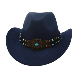 Dettaglio di cappello cowboy blu navy con perle turchesi e fibbia in metallo
