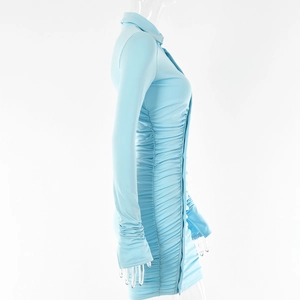 Vue latérale détaillée de la robe mini bleu clair à manches longues avec fronces et boutons