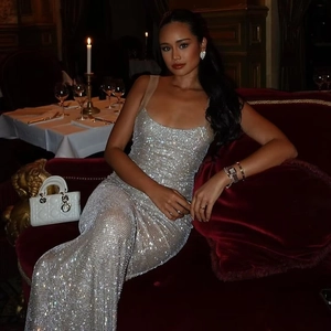 Elegante abito da sera con paillettes argento senza maniche con vestibilità aderente