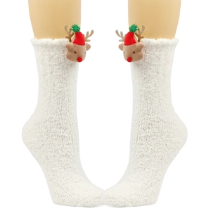 Detail von weißen Plüschsocken mit Rentier-Puppe und rotem Weihnachtshut-Dekor