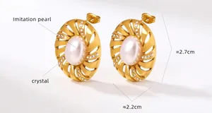 Détail de boucles d'oreilles spirales dorées avec perle d'imitation et cristaux