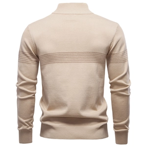 Dettaglio del retro del maglione beige da uomo con polsini a costine e trama a maglia