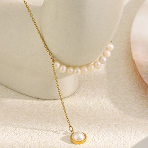 Collier élégant en perles d'acier doré 18K avec pendentif rond sur support blanc