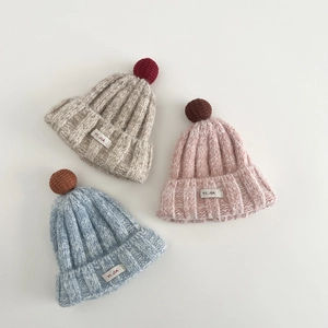 Set aus drei bunten Winter-Strickmützen mit dekorativen Pompons für Kinder