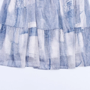 Robe longue en mousseline tie-dye bleu et blanc avec ourlet à volants et manches longues