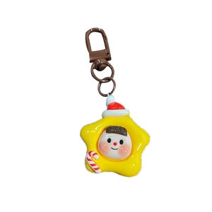 Porte-clés de Noël bonhomme de neige en étoile jaune avec chapeau rouge sur fond blanc