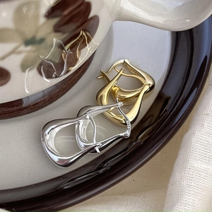 Minimalist S925 sterling silver U-shaped hoop earrings in gold and silver finish