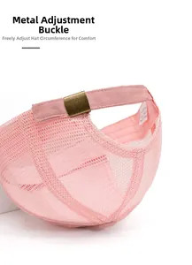 Dettaglio del cappellino rosa in rete con fibbia in metallo per la regolazione