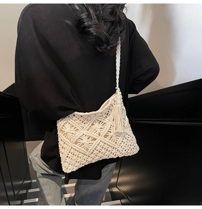 Détail du sac à bandoulière en corde de coton beige tissé avec franges sur mannequin