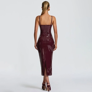 Détail d'une robe en cuir PU bordeaux avec fermeture éclair au dos et fente sur le bas