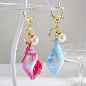 Iridescent Conch Sea Shell Keychain Resin Marbled Pendants With Faux Artificial Pearl Gold Alloy Key Ring For Bag Charm Gift