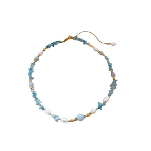 Collier en aigue-marine et perles avec détails dorés et cordon réglable sur fond blanc