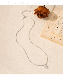 Dettaglio della chiusura a moschettone in argento S925 e della catena di regolazione