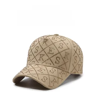 Détail de la casquette beige montrant les lettres S K E R en strass et la texture losange