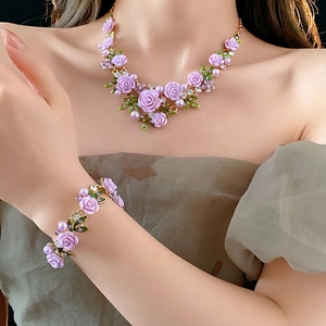Parure collier et bracelet avec roses mauves, perles et cristaux pour femmes
