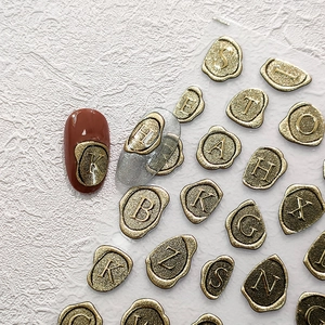 Autocollants 3D dorés pour ongles avec lettres et design de sceau en cire vintage