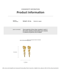 Vue détaillée de la taille des boucles d'oreilles fleurs dorées avec aiguilles en argent