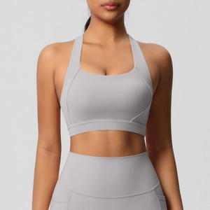 Détail d'un soutien-gorge de sport gris à fort impact avec larges bretelles et col en U