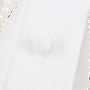 Robe blanche élégante à col carré avec détails de perles et boutons recouverts