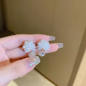 Elegante Kamelien-Ohrstecker mit weißen Blütenblättern und klarem Kristallanhänger