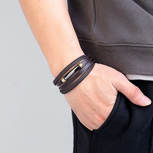 Bracelet multicouche en cuir tressé marron foncé avec détails en métal noir et doré