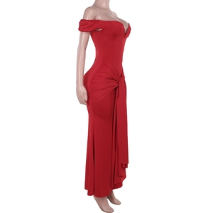 Vue latérale de la robe dos nu en satin rouge avec drapés élégants et silhouette ajustée
