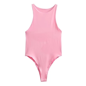 Vista piatta di un body rosa senza maniche con scollo all'americana e design elastico