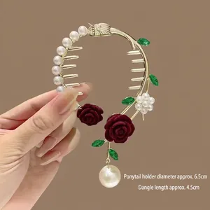 Détail d'une pince à cheveux rose velours rouge avec perles et pendentif de 4,5 cm