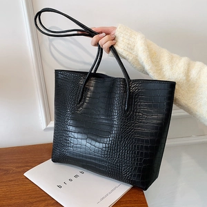 Classic black crocodile textured tote bag with large capacity for women commuting