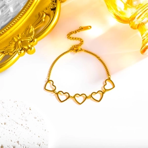 Gold hollow heart bracelet in stainless steel with Cuban chain and luxury warm lighting