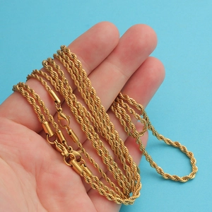 Detalle de cadenas de cuerda en acero inoxidable bañado en oro 18K con cierre langosta