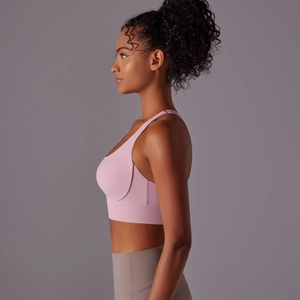 Dettaglio delle ali laterali ampie sul reggiseno sportivo color malva spazzolato