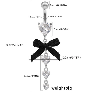 Détail d'un piercing nombril avec nœud, zircons cœur et longueur totale de 59mm
