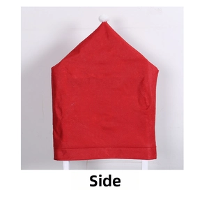 Vue latérale de la housse de chaise bonnet de Noël rouge avec pompon pour décor