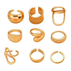 Detailansicht eines 9-teiligen goldenen Ring-Sets mit unregelmäßigen Lava-Linien