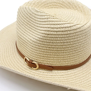 Chapeau de soleil en paille à large bord avec bande en cuir marron et boucle dorée d'été