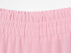 Gros plan détaillé du pantalon rose avec taille élastique et fines coutures à double rangée