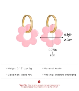 Detailmaße der rosa Acryl-Blütenohrringe mit goldenem Metallreif und Gewichtsangaben