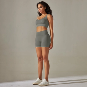 Détail de la brassière de sport grise côtelée et du short taille haute galbant