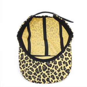 Detail der 5-Panel-Camp-Cap mit Leopardenmuster, Lederriemen und Innennaht-Verarbeitung