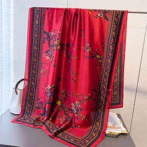 Élégante écharpe rouge en soie avec imprimé floral papillon et bordure vintage dorée