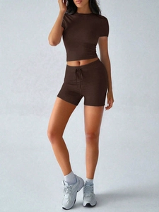 Ensemble de yoga marron deux pièces avec crop top à manches courtes et short à cordon