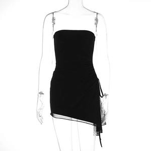 Détail du cordon de serrage froncé sur une robe bodycon noire sans bretelles en mesh